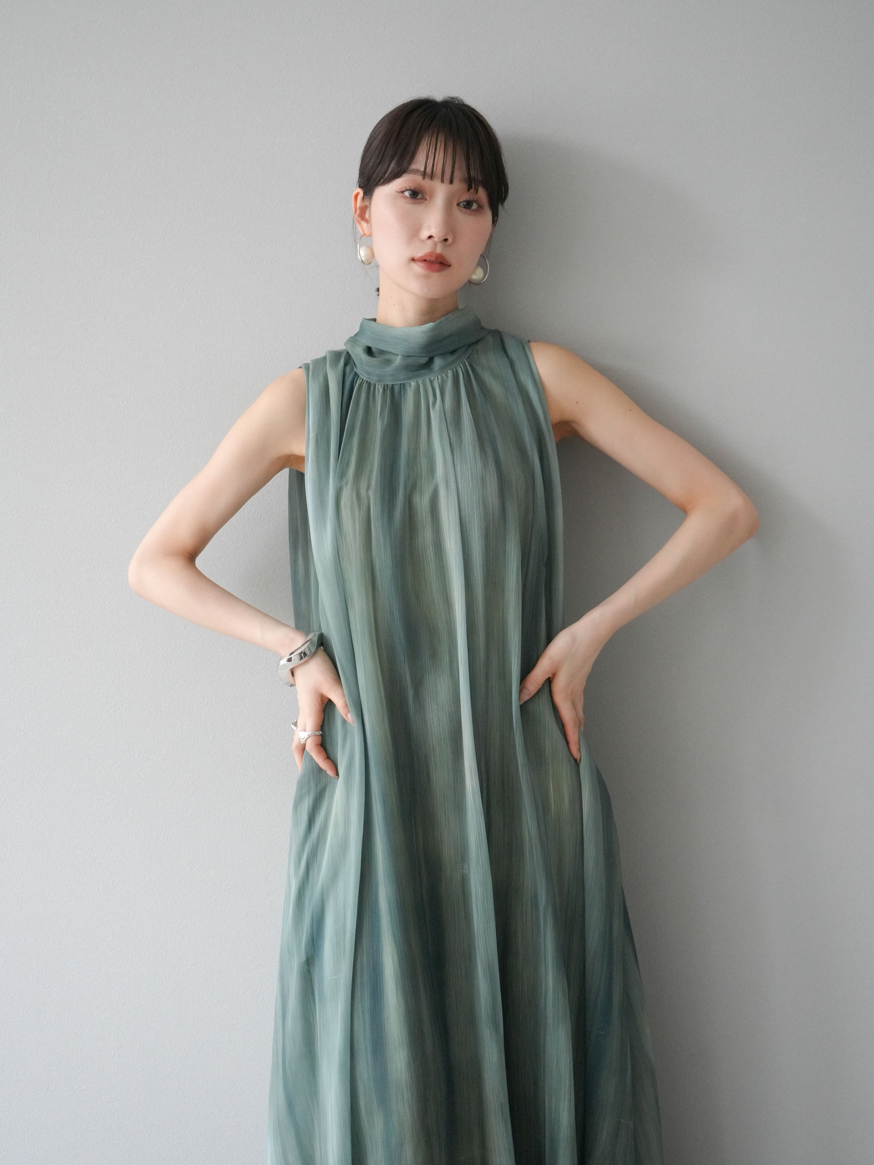 予約]ニュアンス柄ホルターネックシアーワンピース/グリーン – Lumier