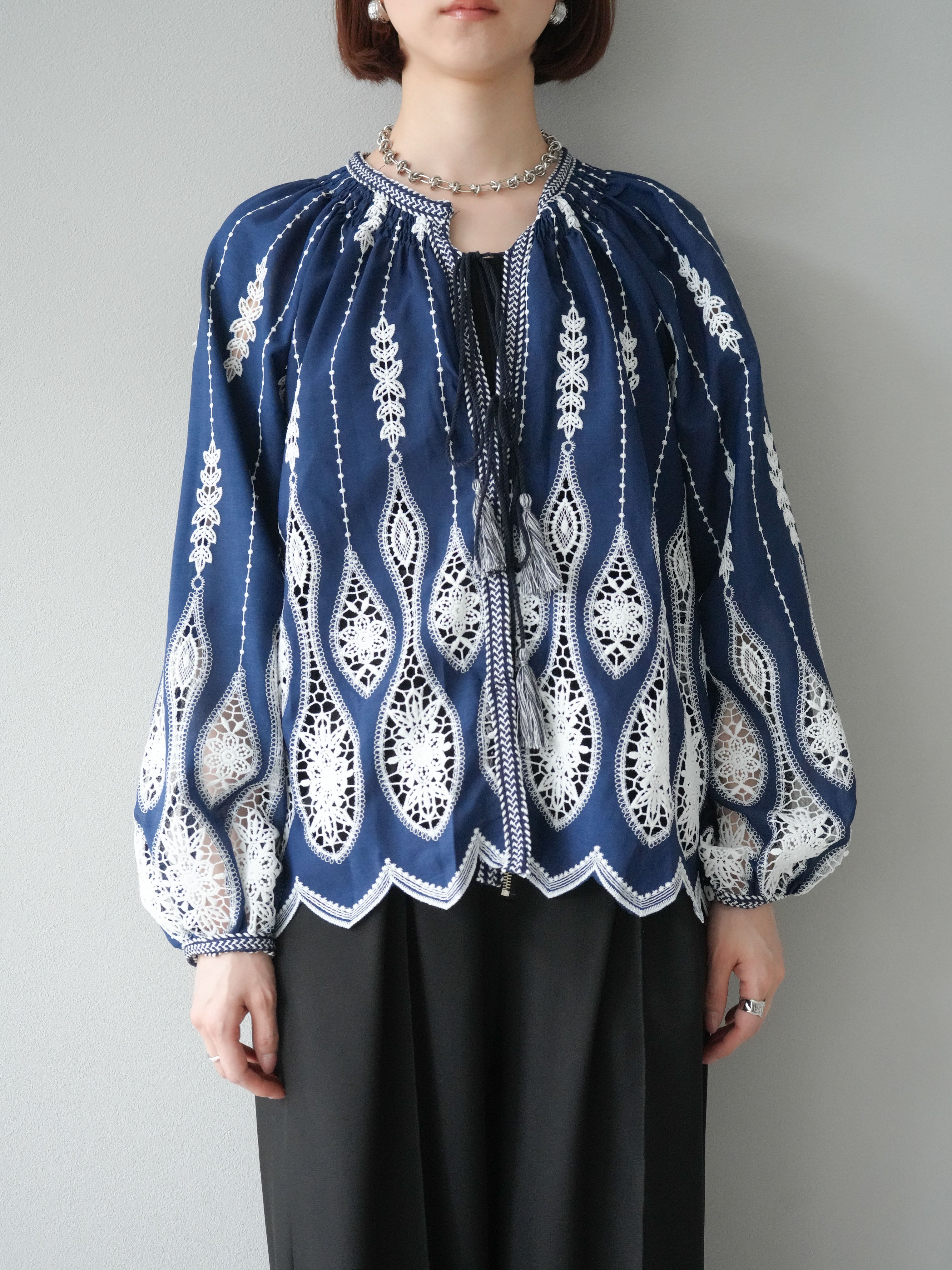 予約]刺繍デザインブラウス/ネイビー – Lumier