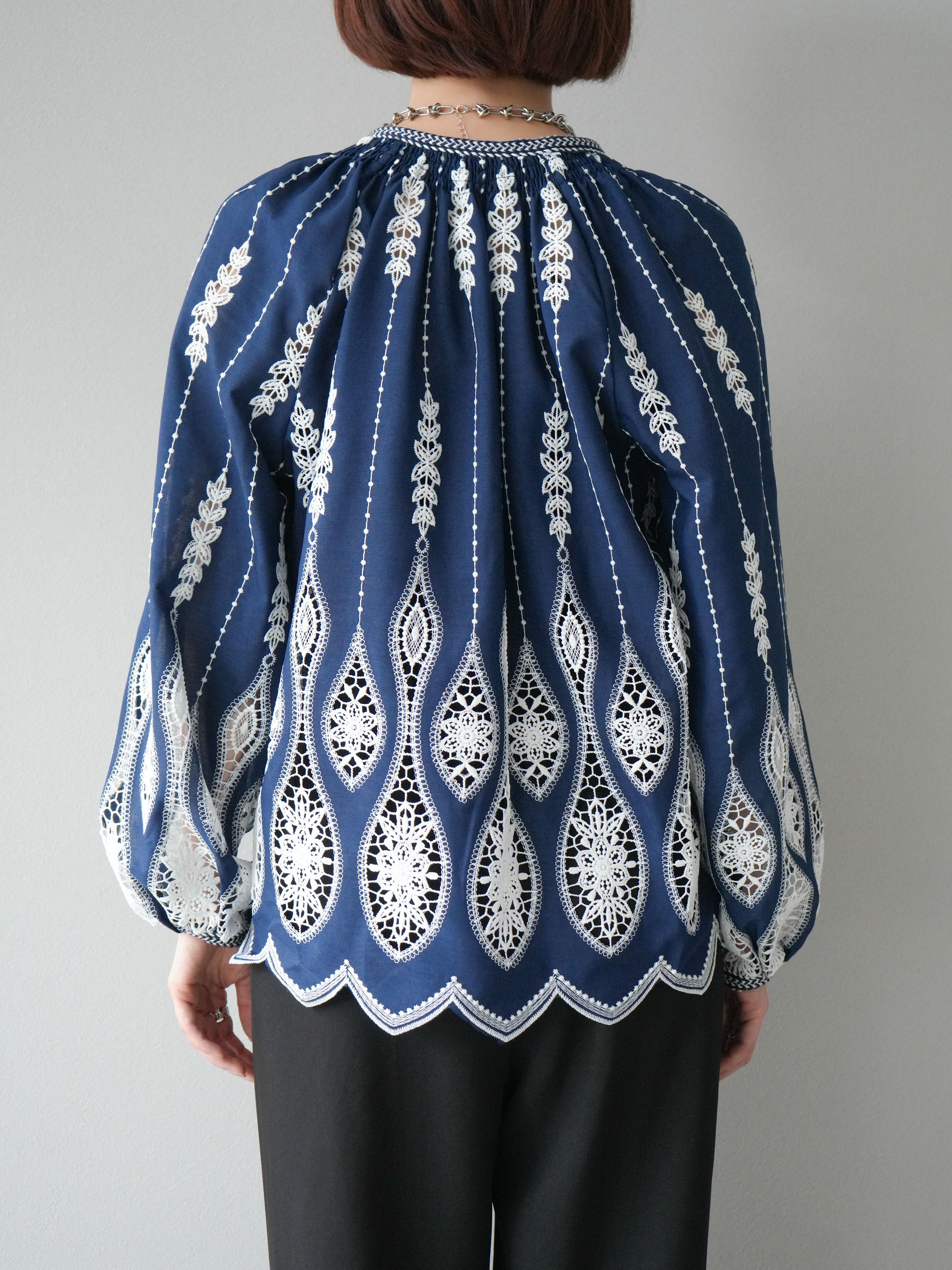 予約]刺繍デザインブラウス/ネイビー – Lumier