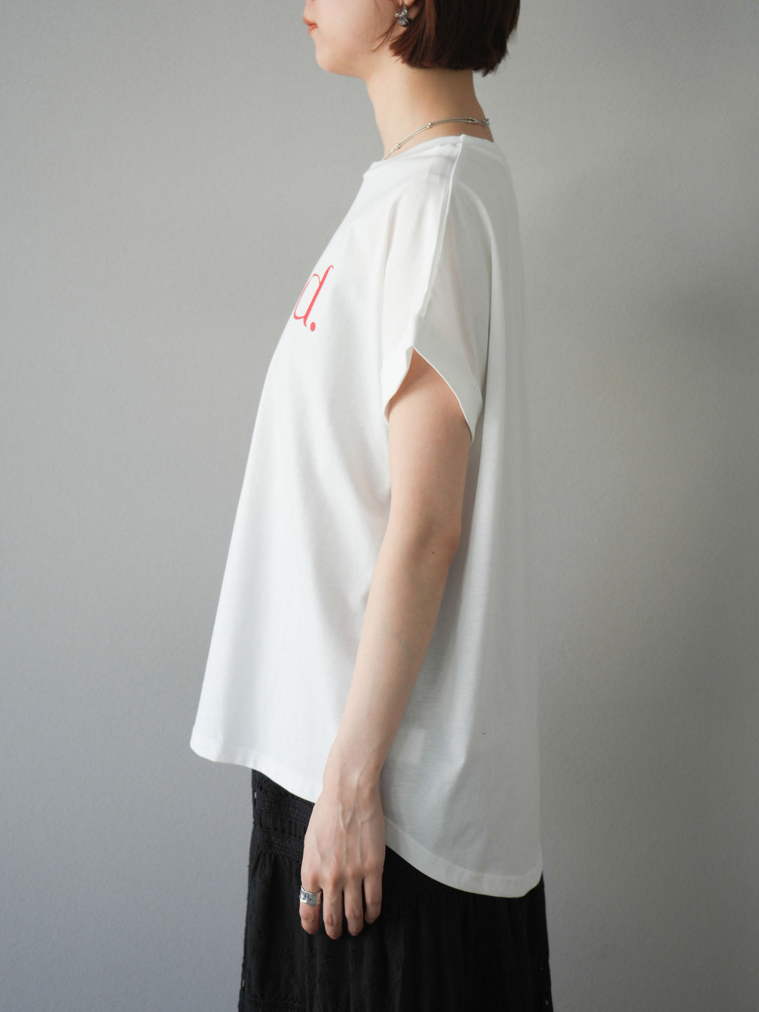 [予約]ドライタッチコットンバックラウンドヘムロゴTシャツ/オフ×レッド