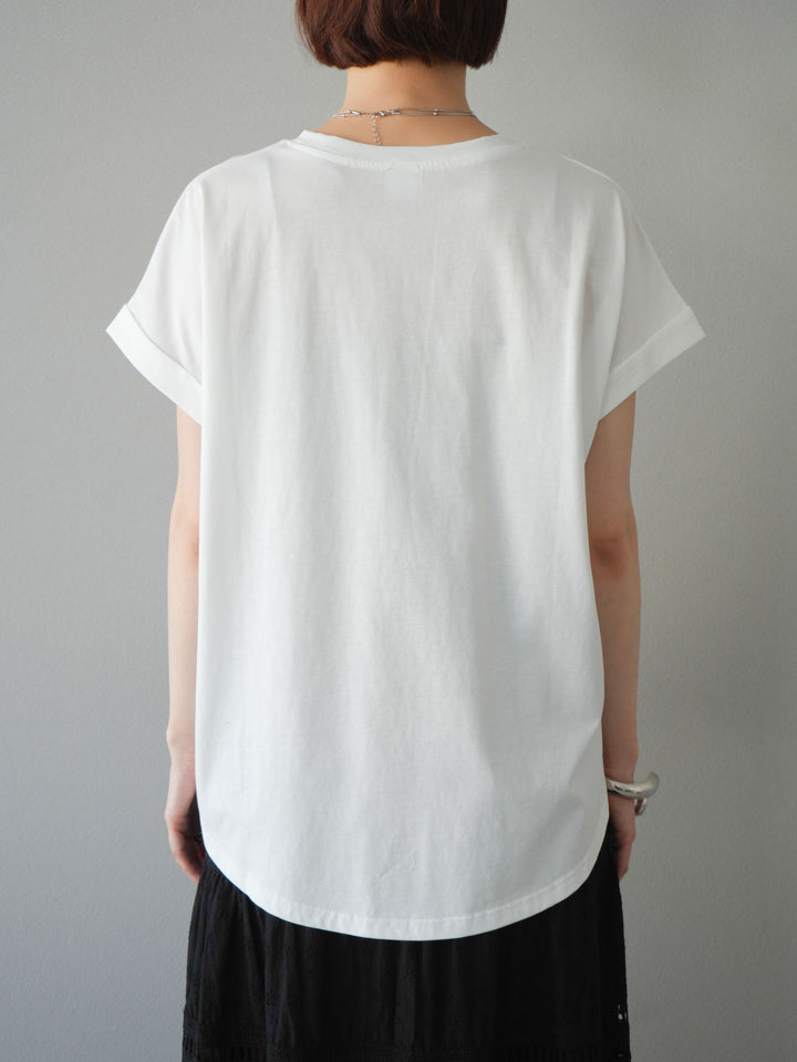 [予約]ドライタッチコットンバックラウンドヘムロゴTシャツ/オフ×レッド