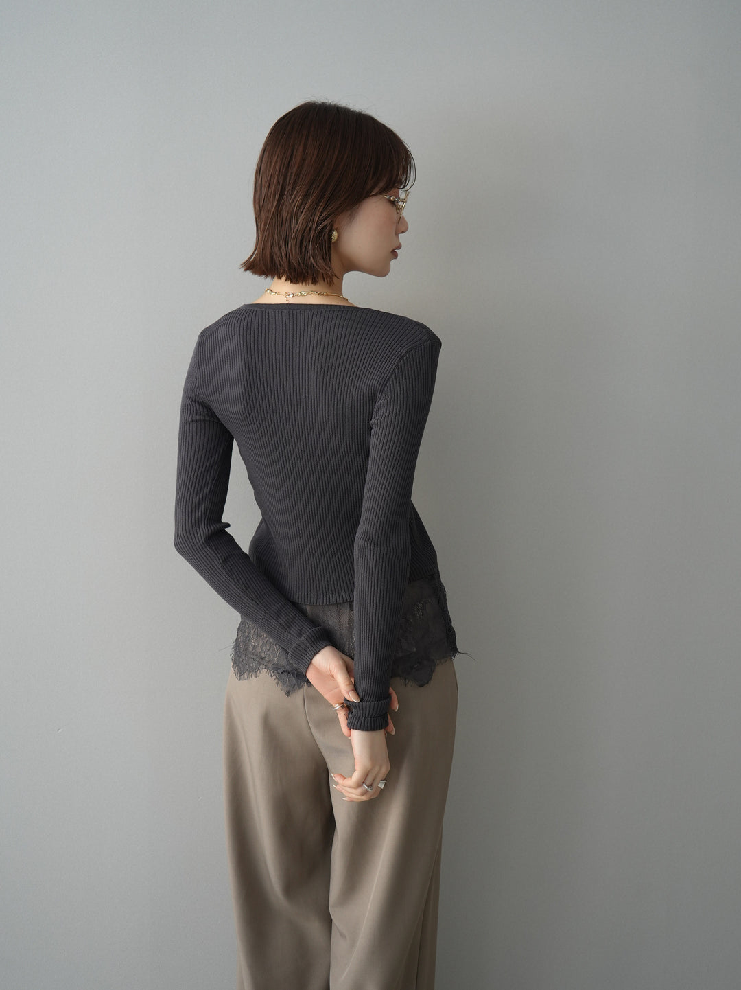 [予約]フロントリボン裾レースリブニットトップス/charcoal