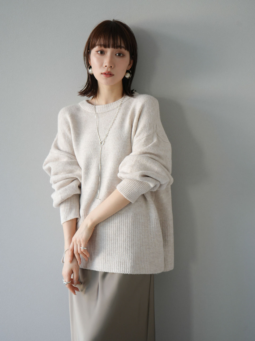 [予約]サイドスリットクルーネックニットプルオーバー/オートミール