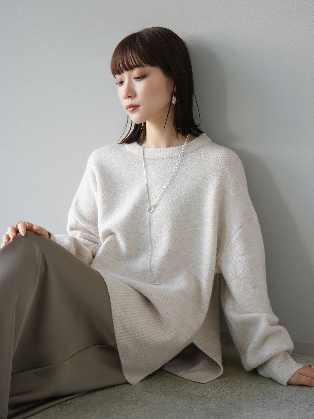 [予約]サイドスリットクルーネックニットプルオーバー/オートミール