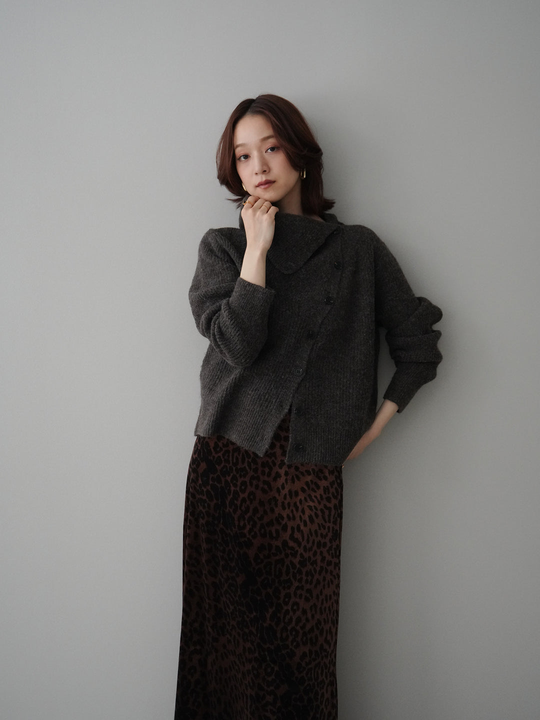 [SET]ハイネックデザインボタンニットカーディガン+レオパードベロアナロースカート(2set)