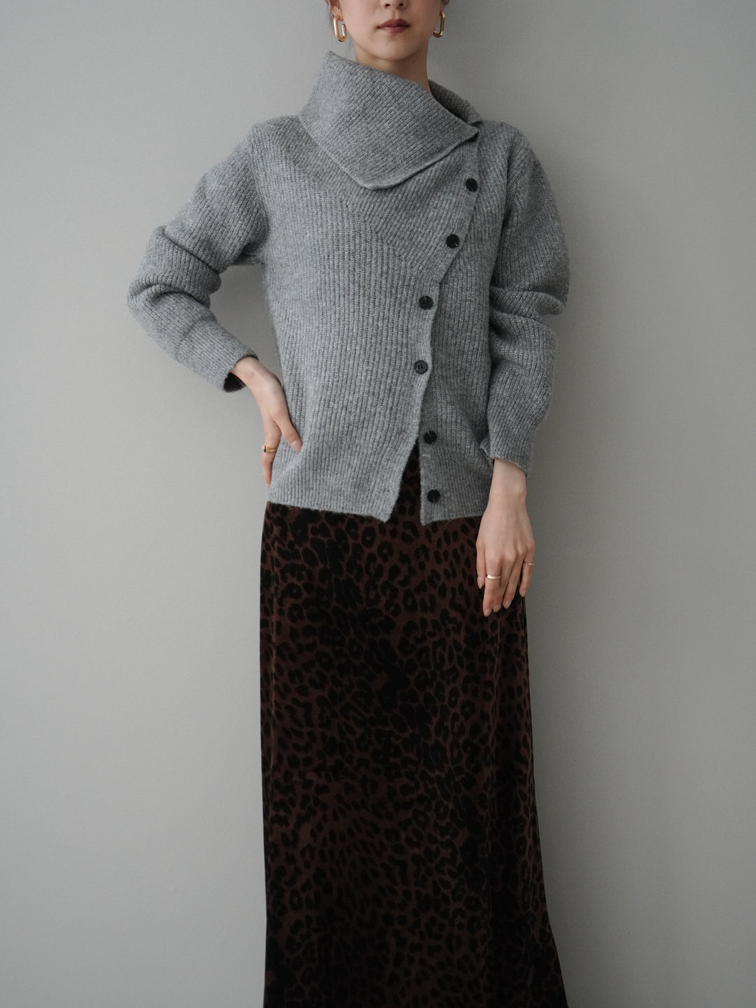 [SET]ハイネックデザインボタンニットカーディガン+レオパードベロアナロースカート(2set)