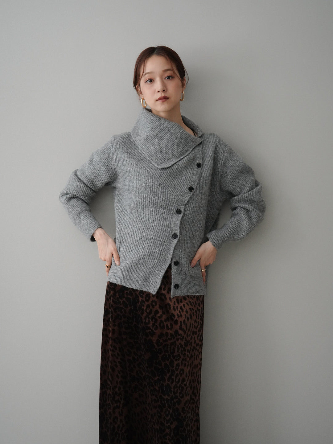 [SET]ハイネックデザインボタンニットカーディガン+レオパードベロアナロースカート(2set)