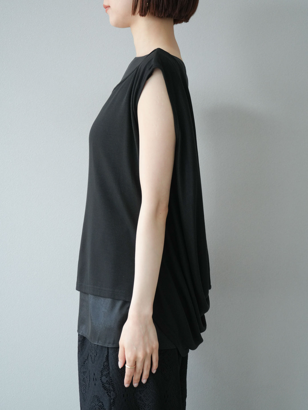 [預訂] 雙向透視多層垂墜上衣/黑色