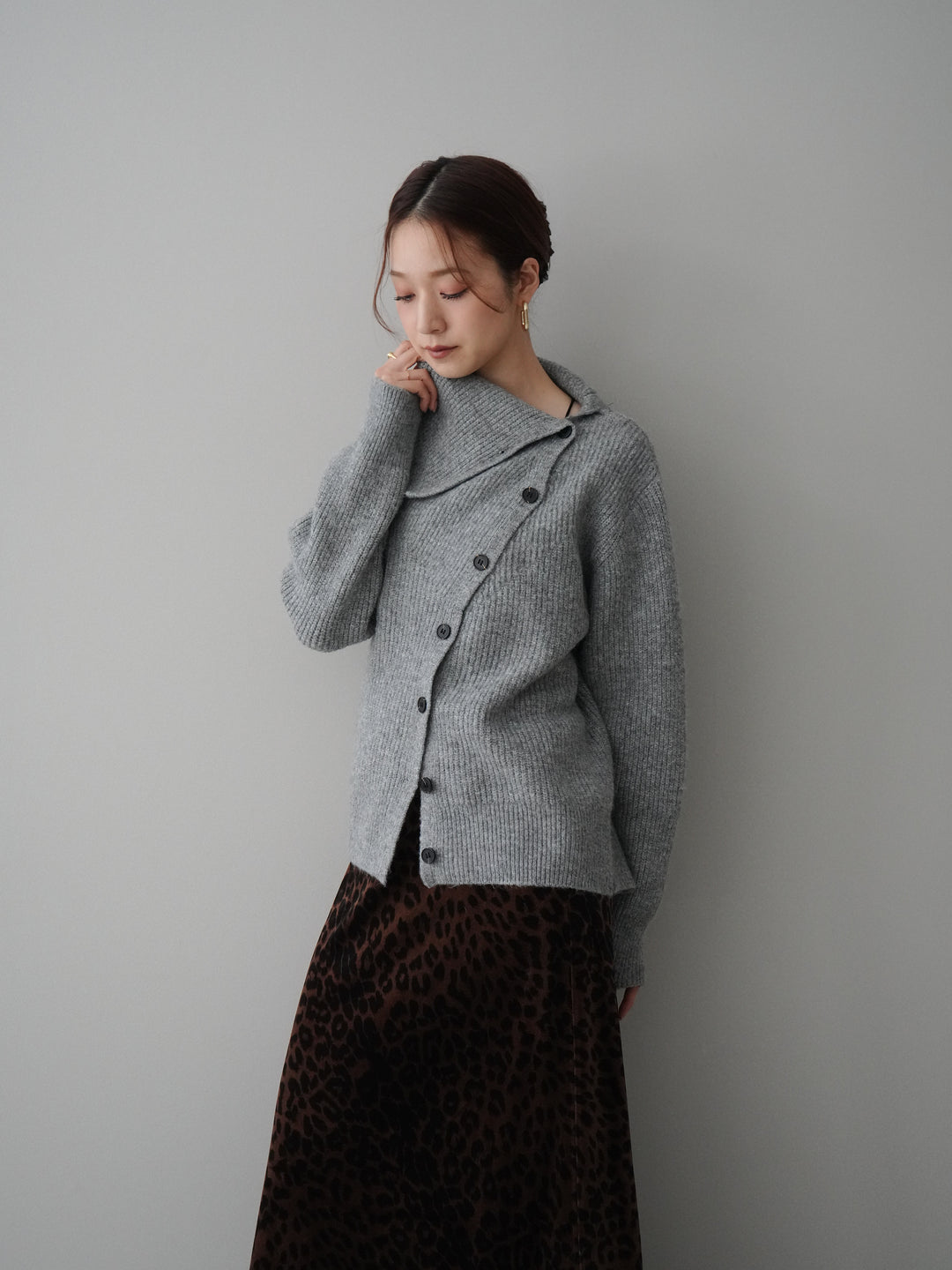 [SET]ハイネックデザインボタンニットカーディガン+レオパードベロアナロースカート(2set)