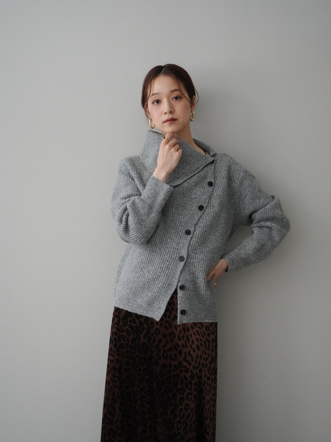[SET]ハイネックデザインボタンニットカーディガン+レオパードベロアナロースカート(2set)