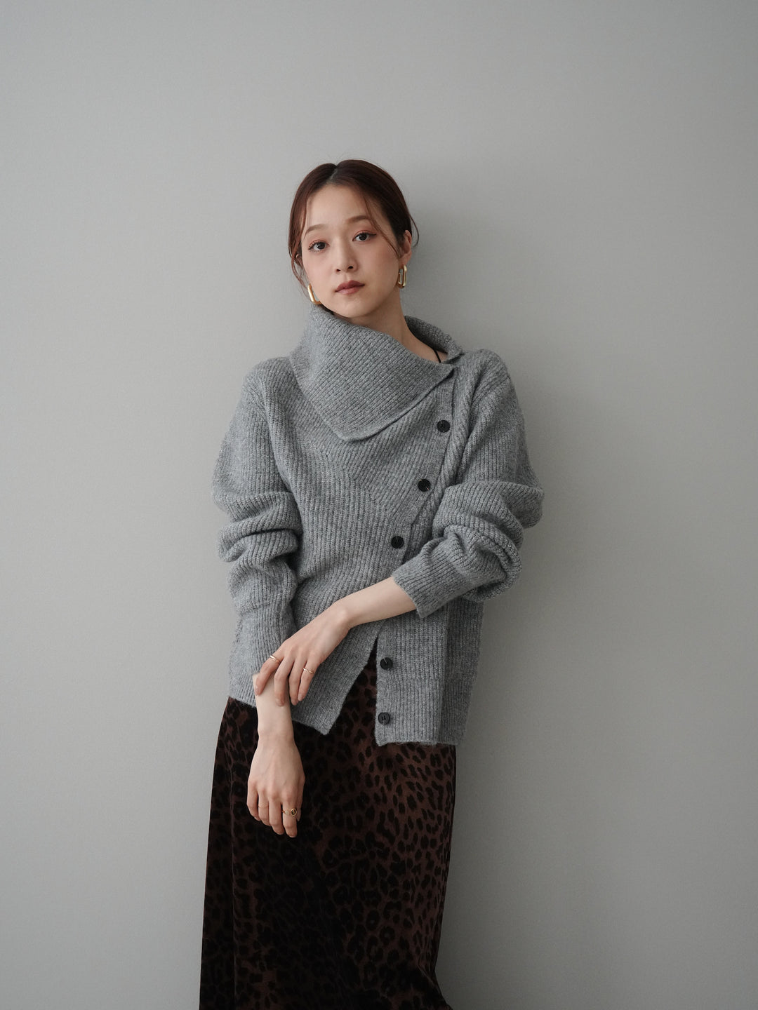 [SET]ハイネックデザインボタンニットカーディガン+レオパードベロアナロースカート(2set)