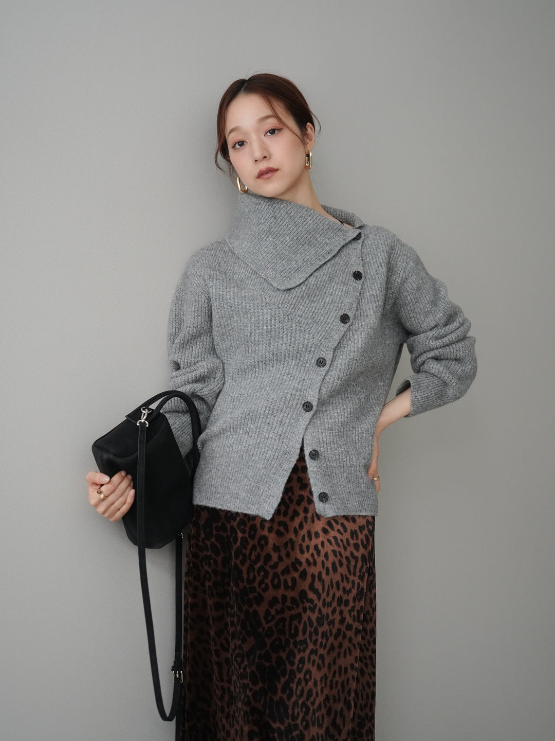 [SET]ハイネックデザインボタンニットカーディガン+レオパードベロアナロースカート(2set)