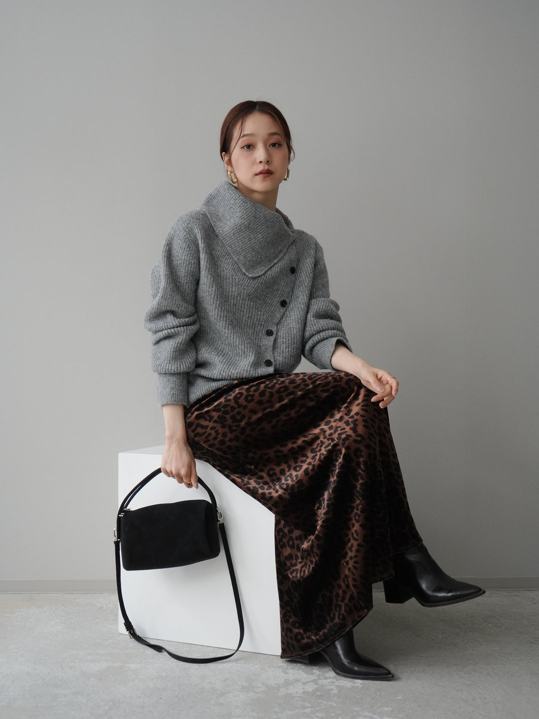 [SET]ハイネックデザインボタンニットカーディガン+レオパードベロアナロースカート(2set)