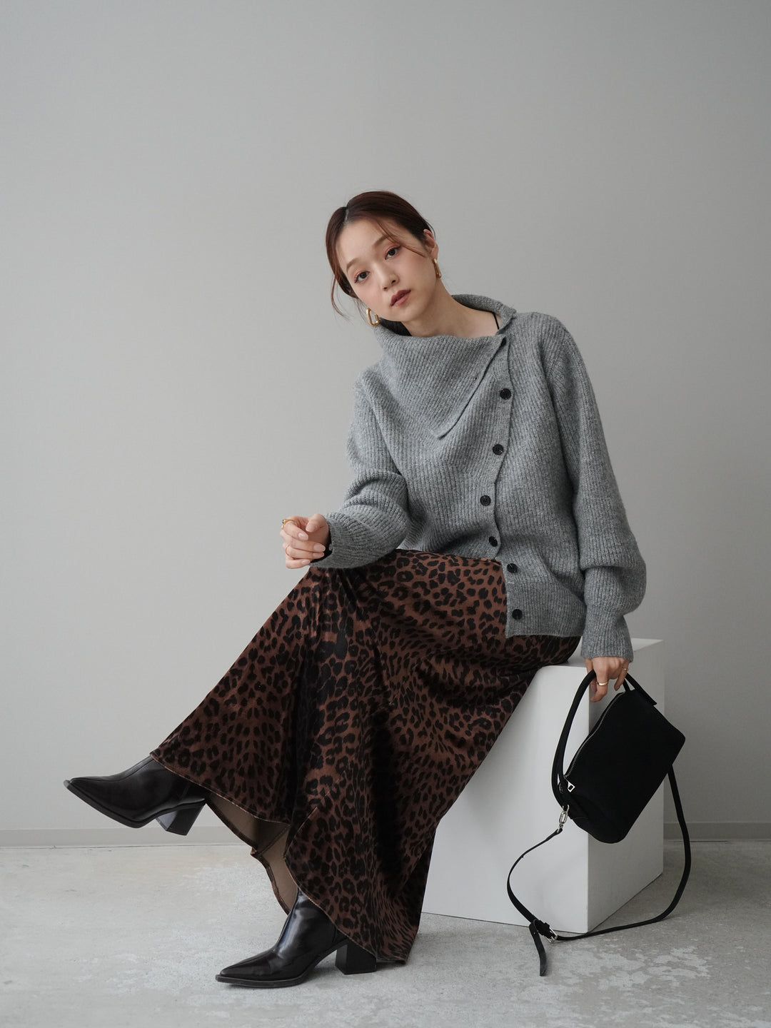 [SET]ハイネックデザインボタンニットカーディガン+レオパードベロアナロースカート(2set)