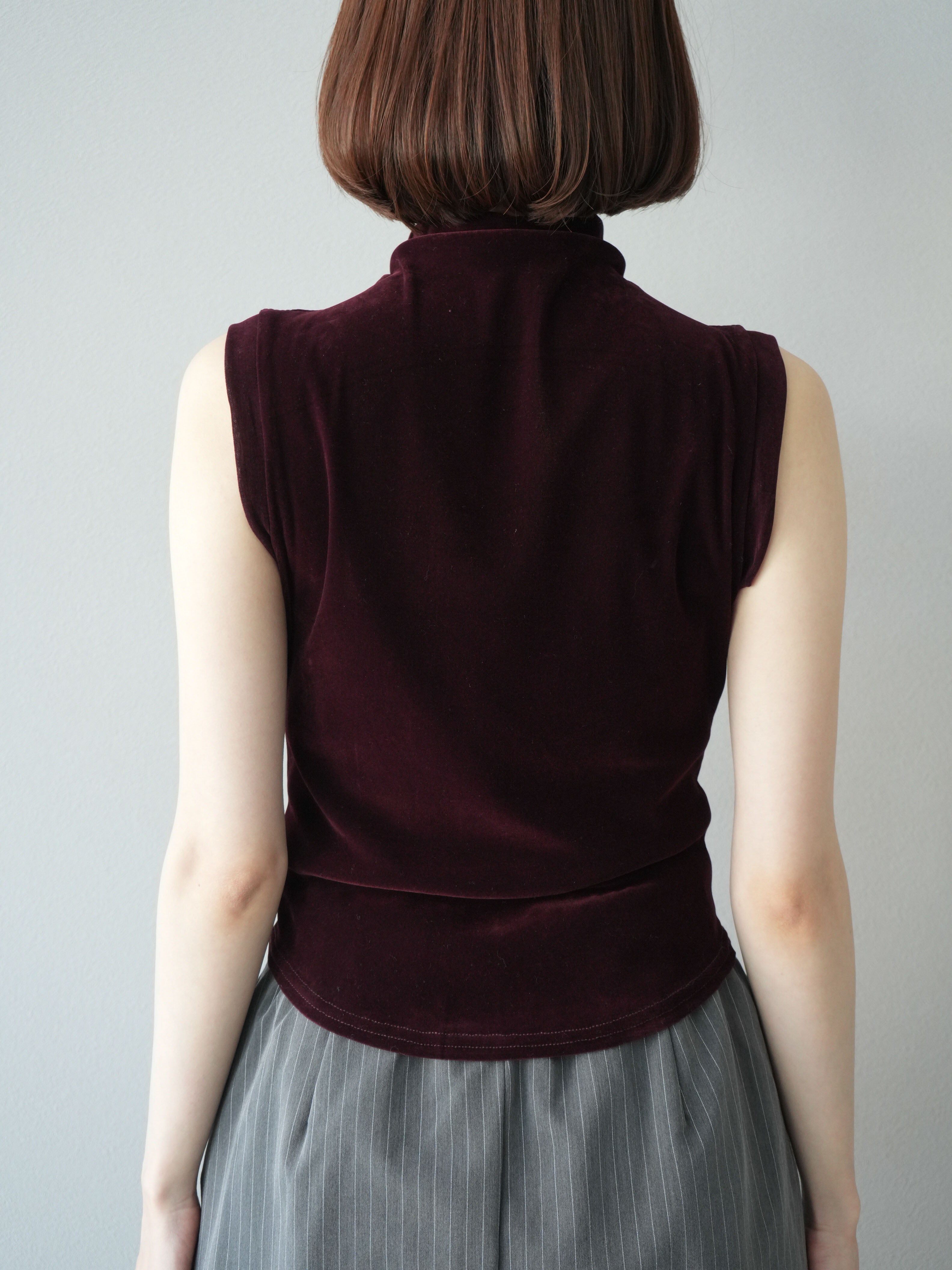 予約]シアーベロアプチネックノースリーブトップス/ボルドー – Lumier