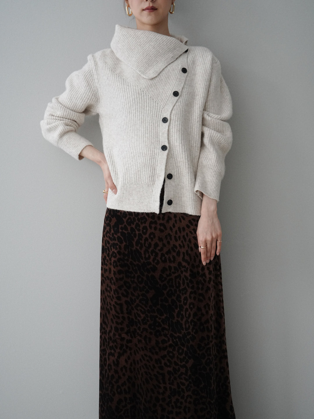 [SET]ハイネックデザインボタンニットカーディガン+レオパードベロアナロースカート(2set)