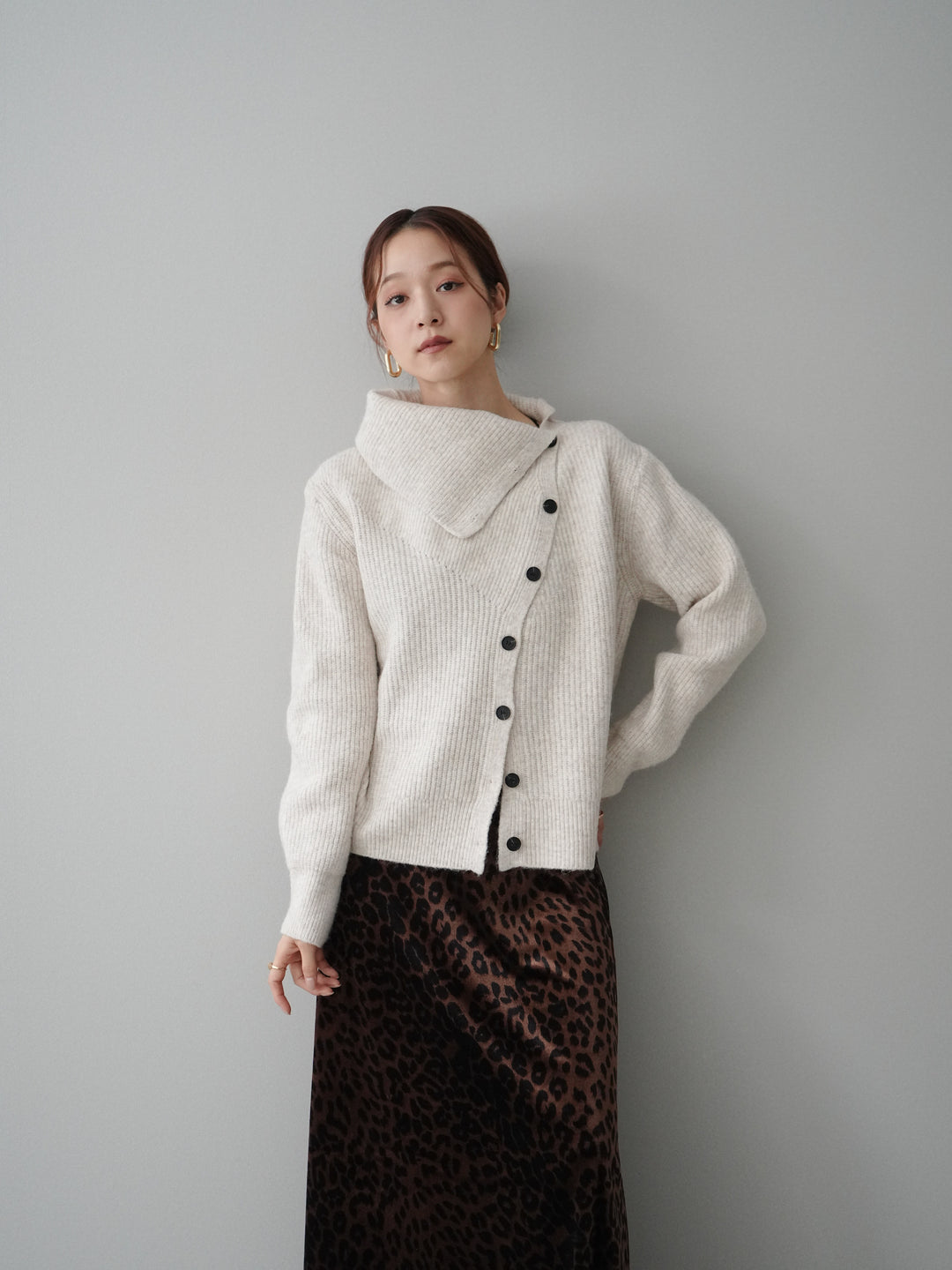 [SET]ハイネックデザインボタンニットカーディガン+レオパードベロアナロースカート(2set)