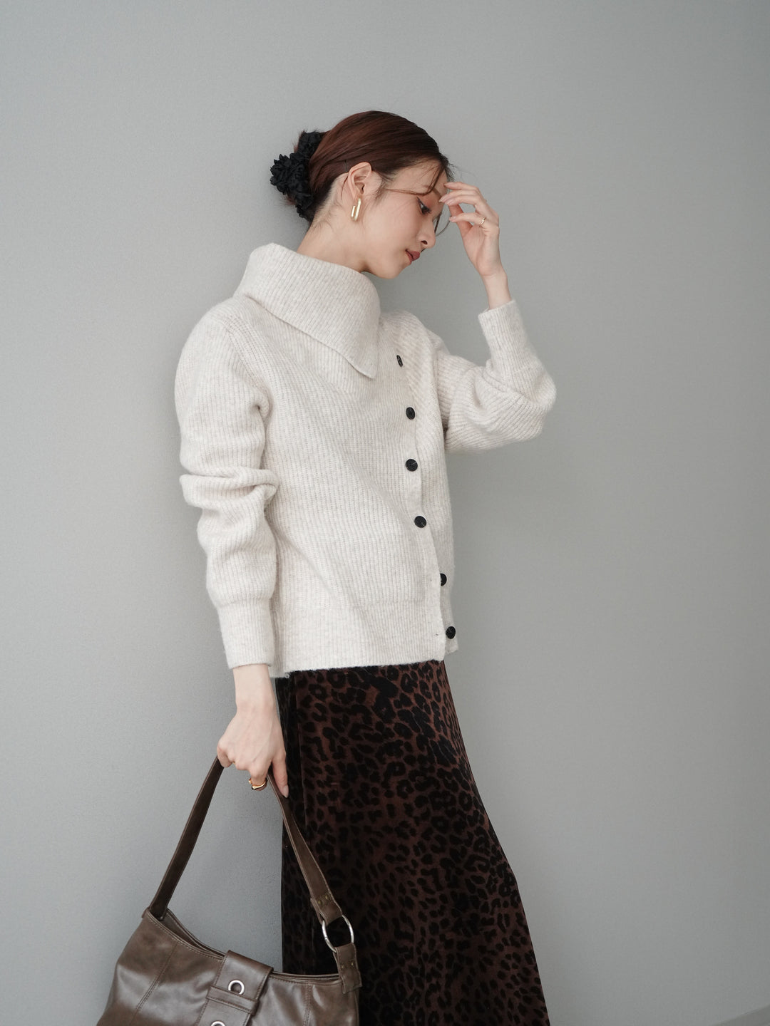 [SET]ハイネックデザインボタンニットカーディガン+レオパードベロアナロースカート(2set)