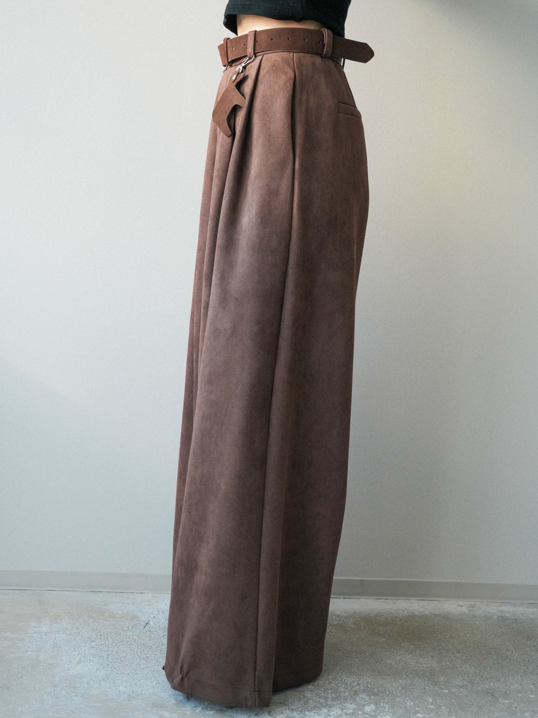 [予約]モチーフベルト付スエードタックワイドパンツ/brown