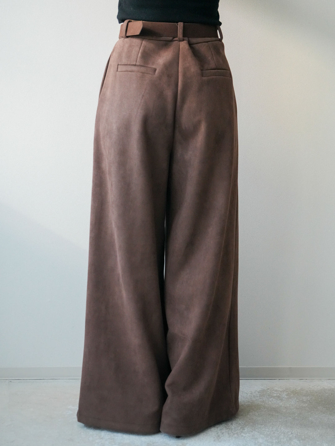 [予約]モチーフベルト付スエードタックワイドパンツ/brown