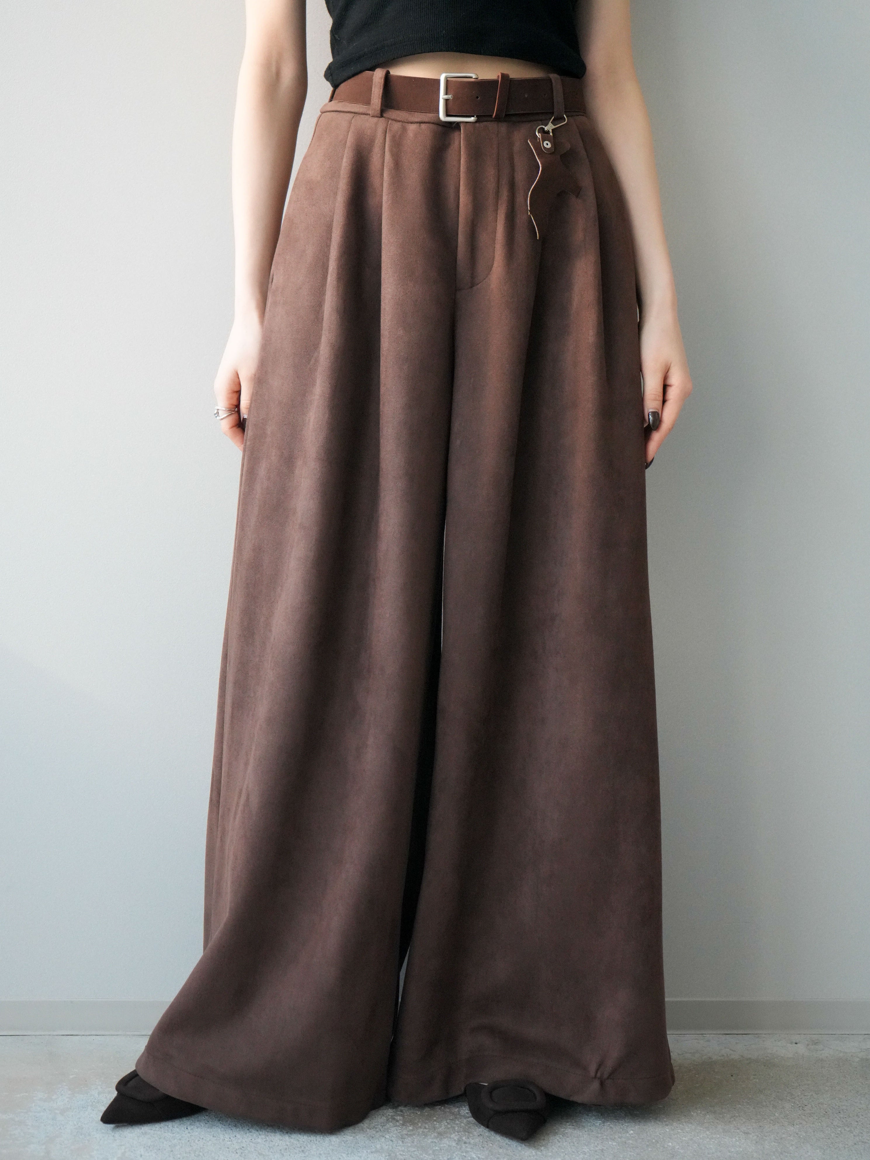 予約]モチーフベルト付スエードタックワイドパンツ/brown – Lumier