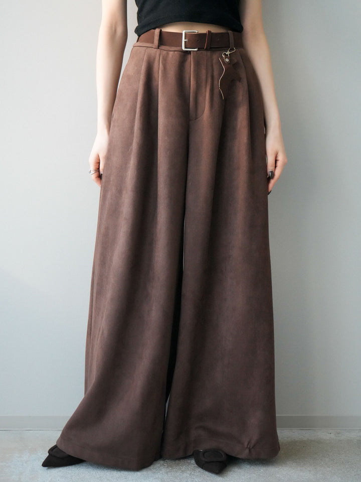 [予約]モチーフベルト付スエードタックワイドパンツ/brown