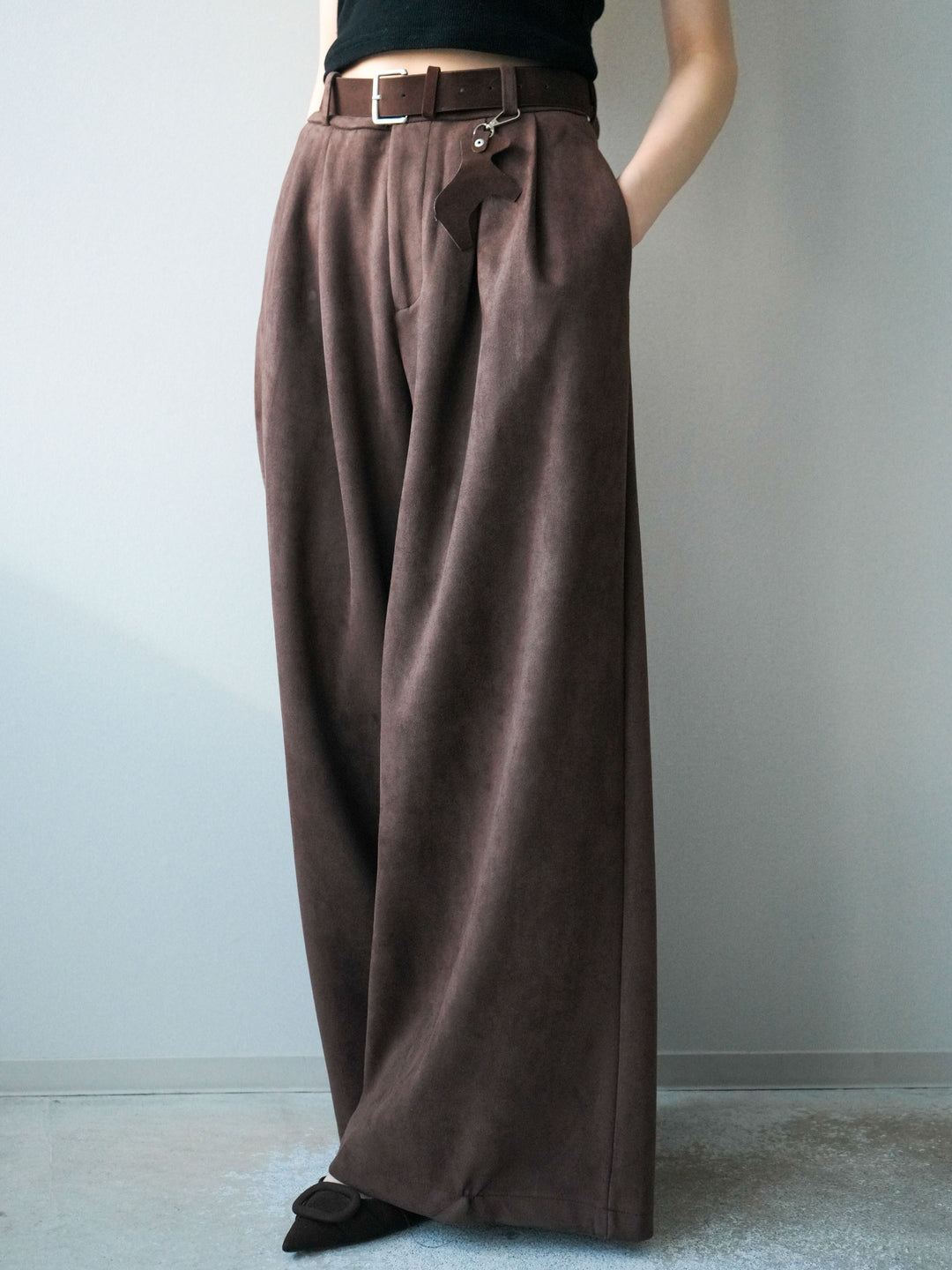 [予約]モチーフベルト付スエードタックワイドパンツ/brown