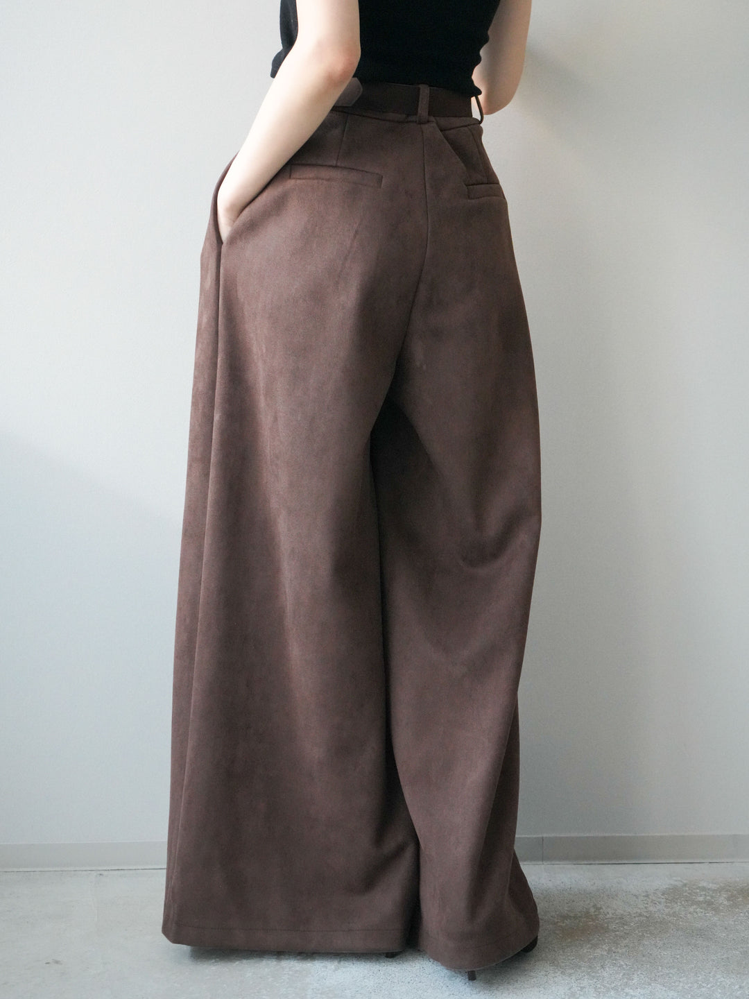 [予約]モチーフベルト付スエードタックワイドパンツ/brown