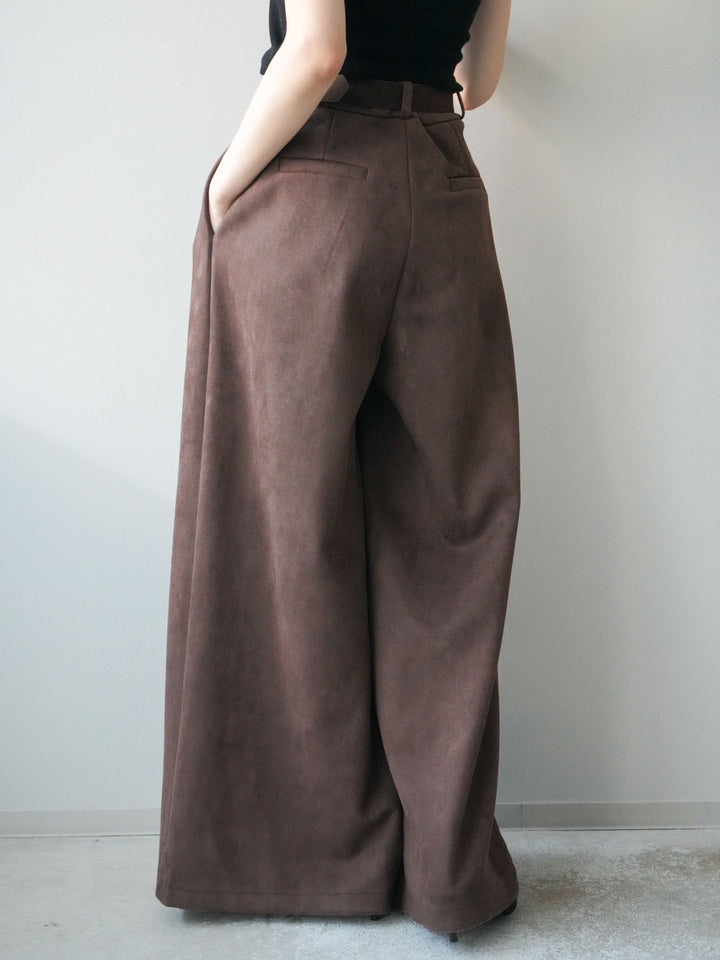 [予約]モチーフベルト付スエードタックワイドパンツ/brown
