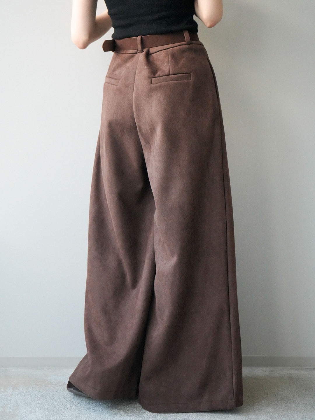 [予約]モチーフベルト付スエードタックワイドパンツ/brown