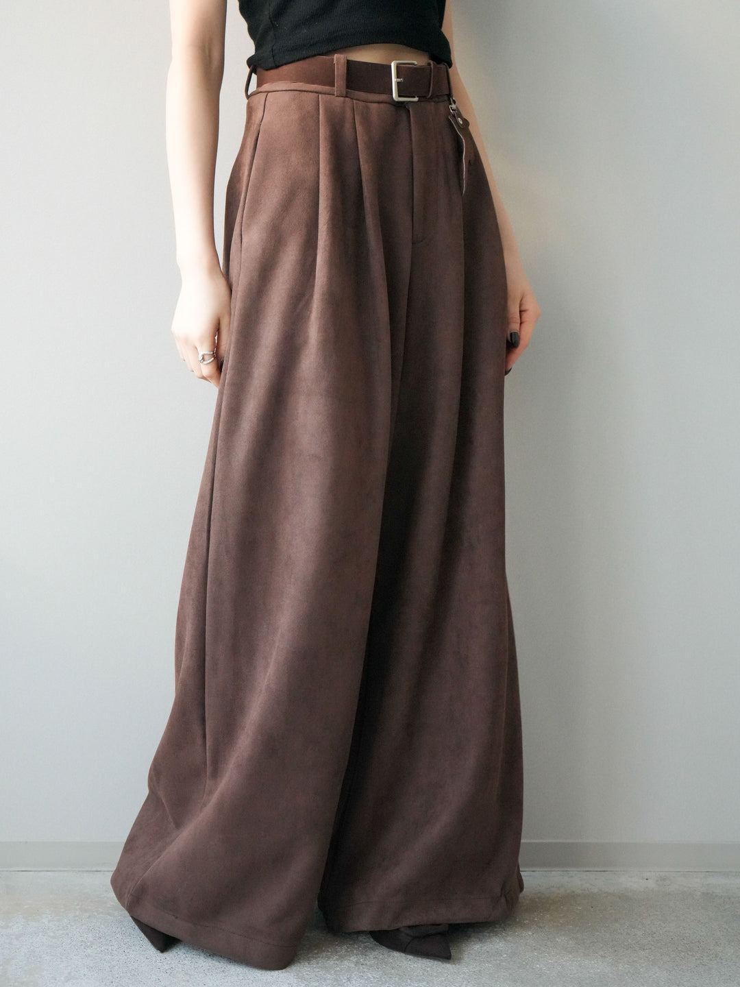 [予約]モチーフベルト付スエードタックワイドパンツ/brown