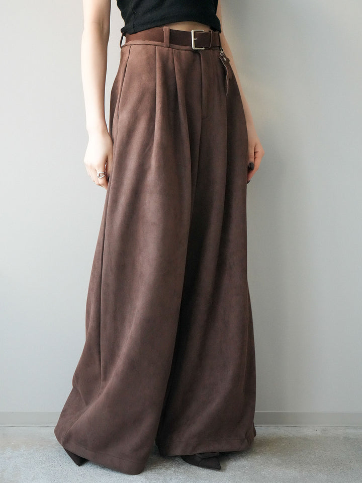 [予約]モチーフベルト付スエードタックワイドパンツ/brown