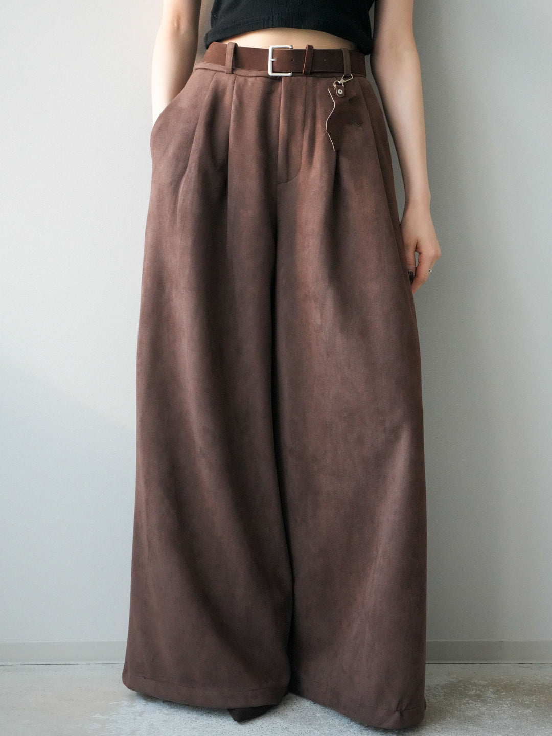 [予約]モチーフベルト付スエードタックワイドパンツ/brown