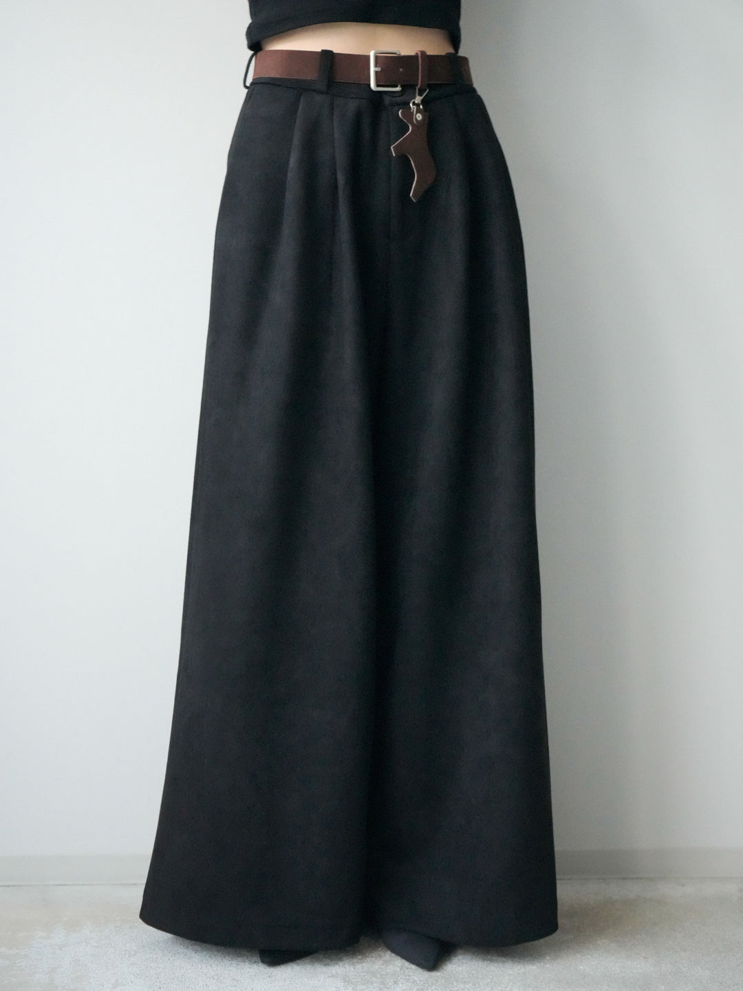 [予約]モチーフベルト付スエードタックワイドパンツ/black