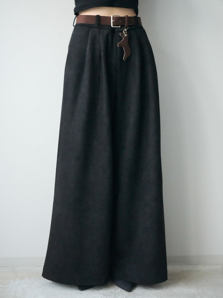 [予約]モチーフベルト付スエードタックワイドパンツ/black