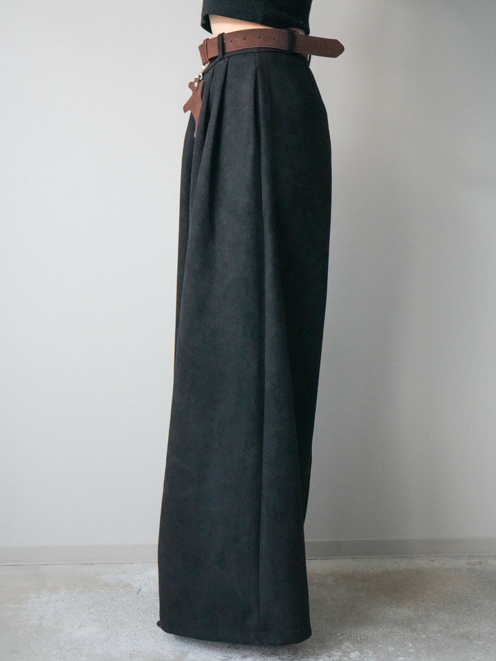 [予約]モチーフベルト付スエードタックワイドパンツ/black