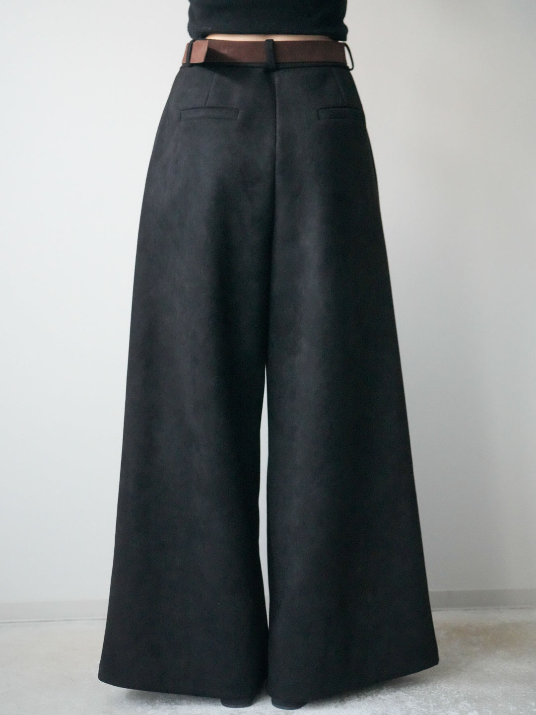 [予約]モチーフベルト付スエードタックワイドパンツ/black