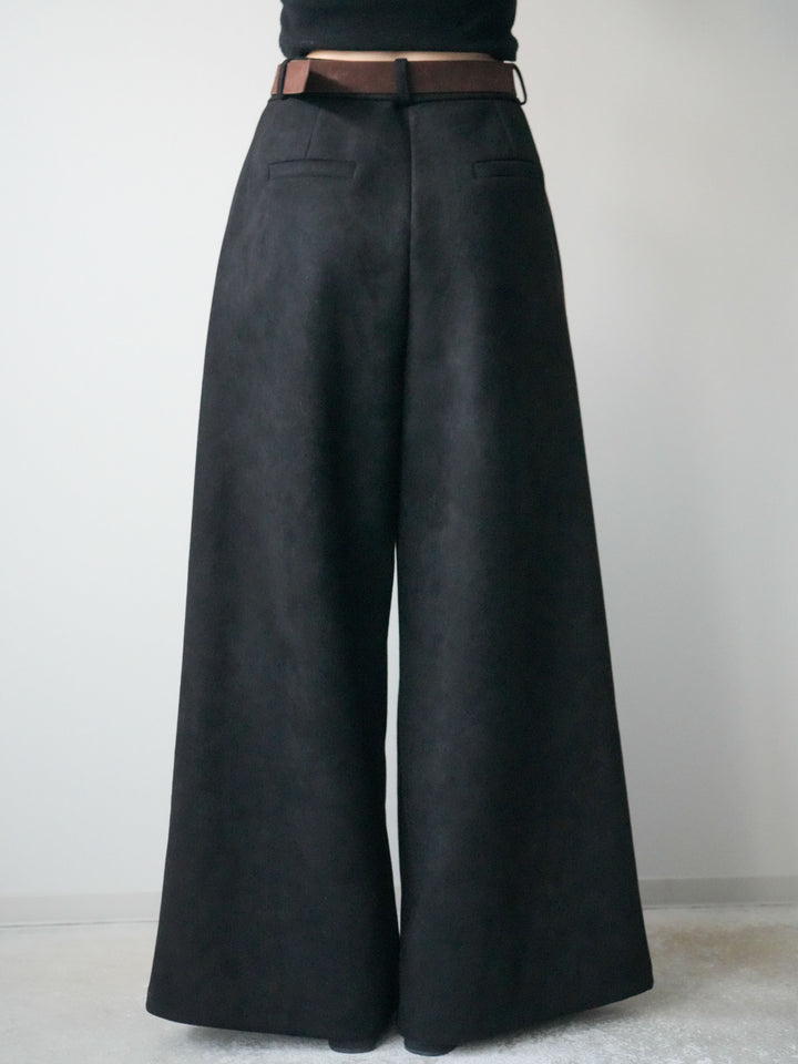 [予約]モチーフベルト付スエードタックワイドパンツ/black