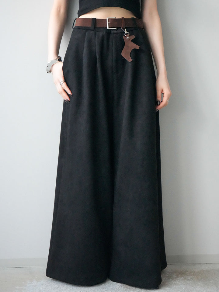 [予約]モチーフベルト付スエードタックワイドパンツ/black