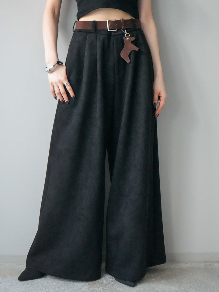 [予約]モチーフベルト付スエードタックワイドパンツ/black