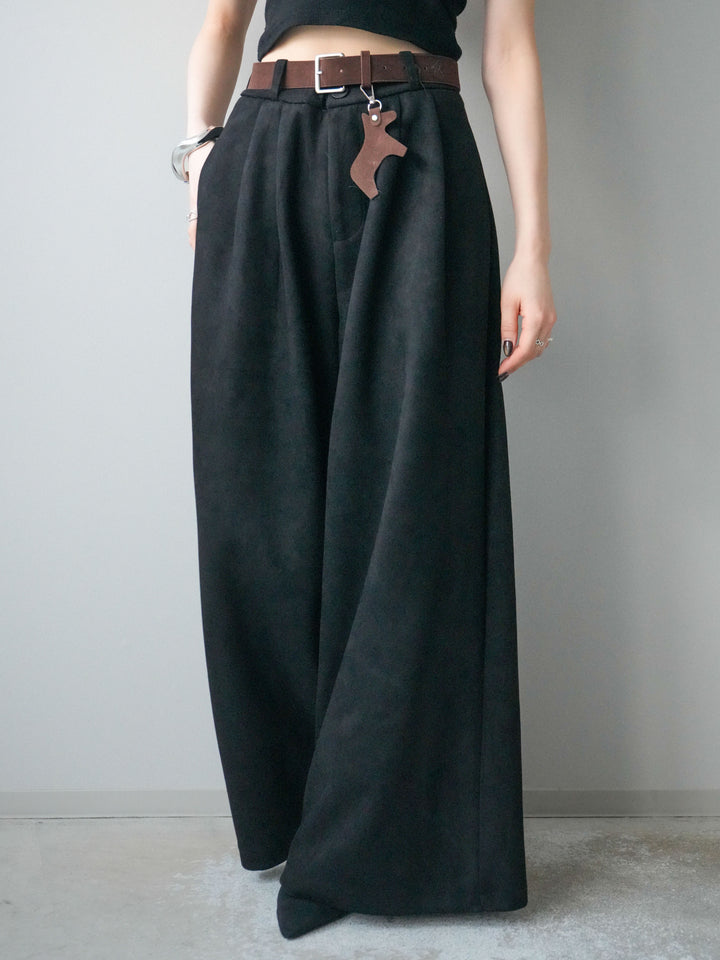 [予約]モチーフベルト付スエードタックワイドパンツ/black