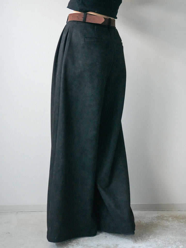 [予約]モチーフベルト付スエードタックワイドパンツ/black