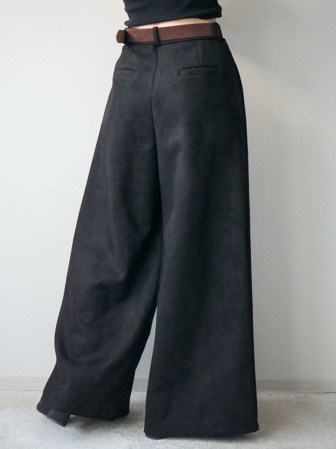 [予約]モチーフベルト付スエードタックワイドパンツ/black