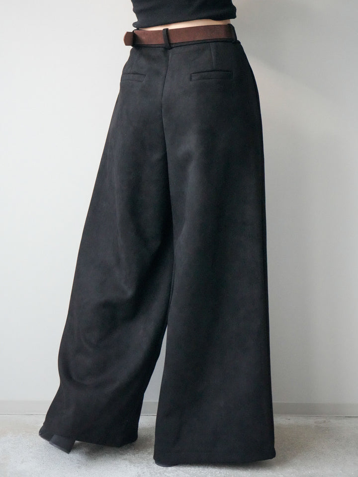 [予約]モチーフベルト付スエードタックワイドパンツ/black