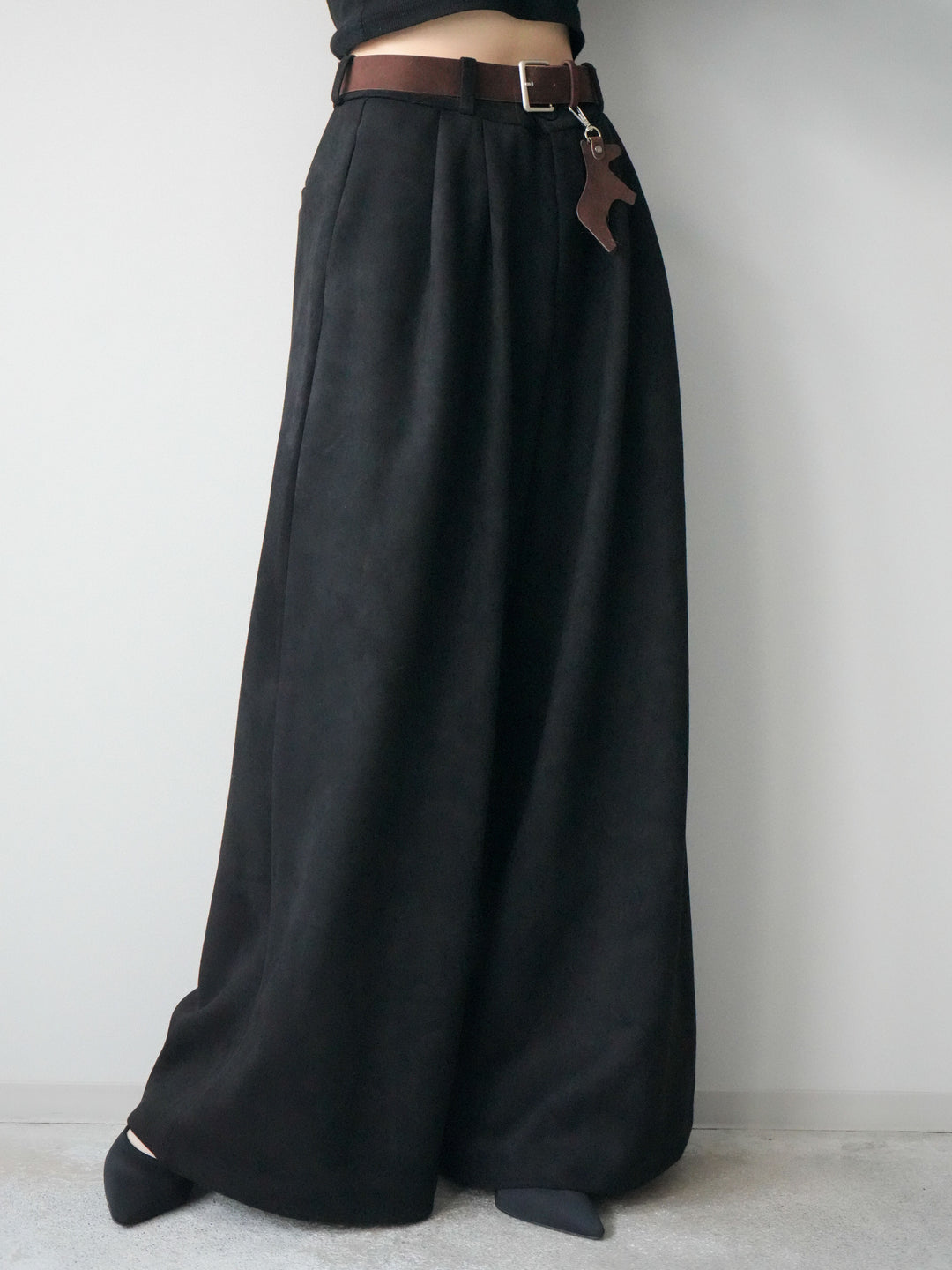 [予約]モチーフベルト付スエードタックワイドパンツ/black