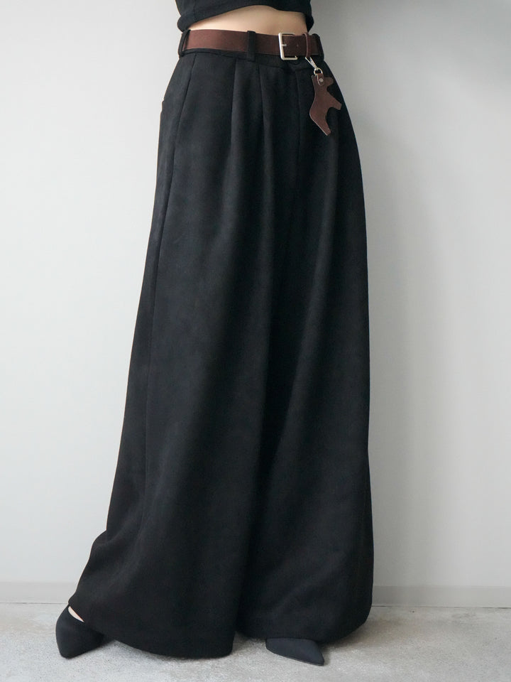 [予約]モチーフベルト付スエードタックワイドパンツ/black