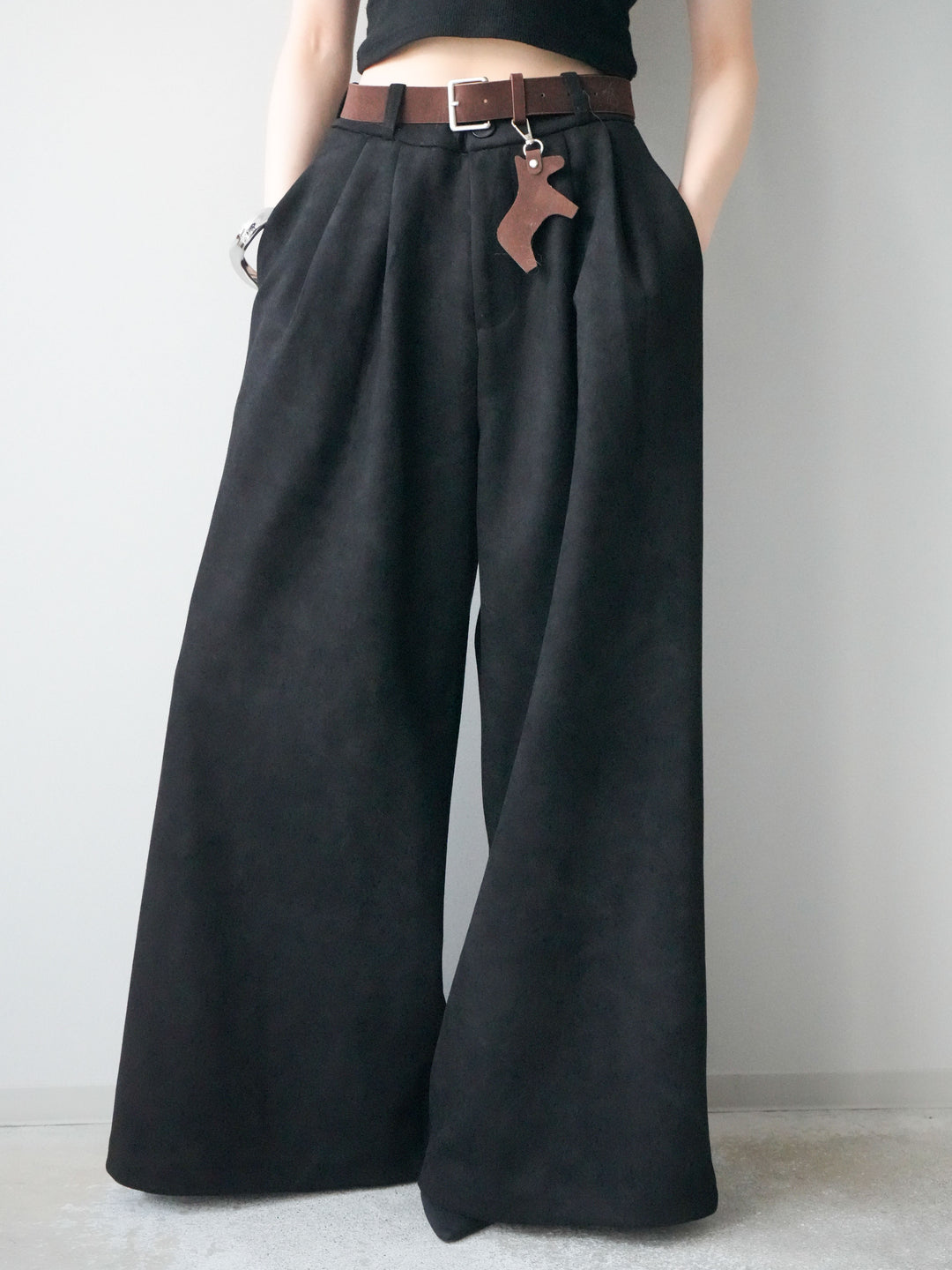 [予約]モチーフベルト付スエードタックワイドパンツ/black