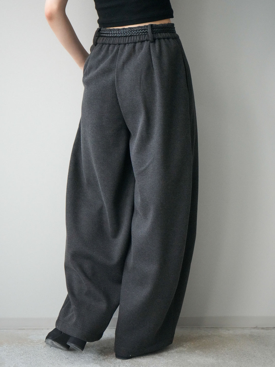 [予約]ベルト付裏起毛センターシームカーブパンツ/charcoal