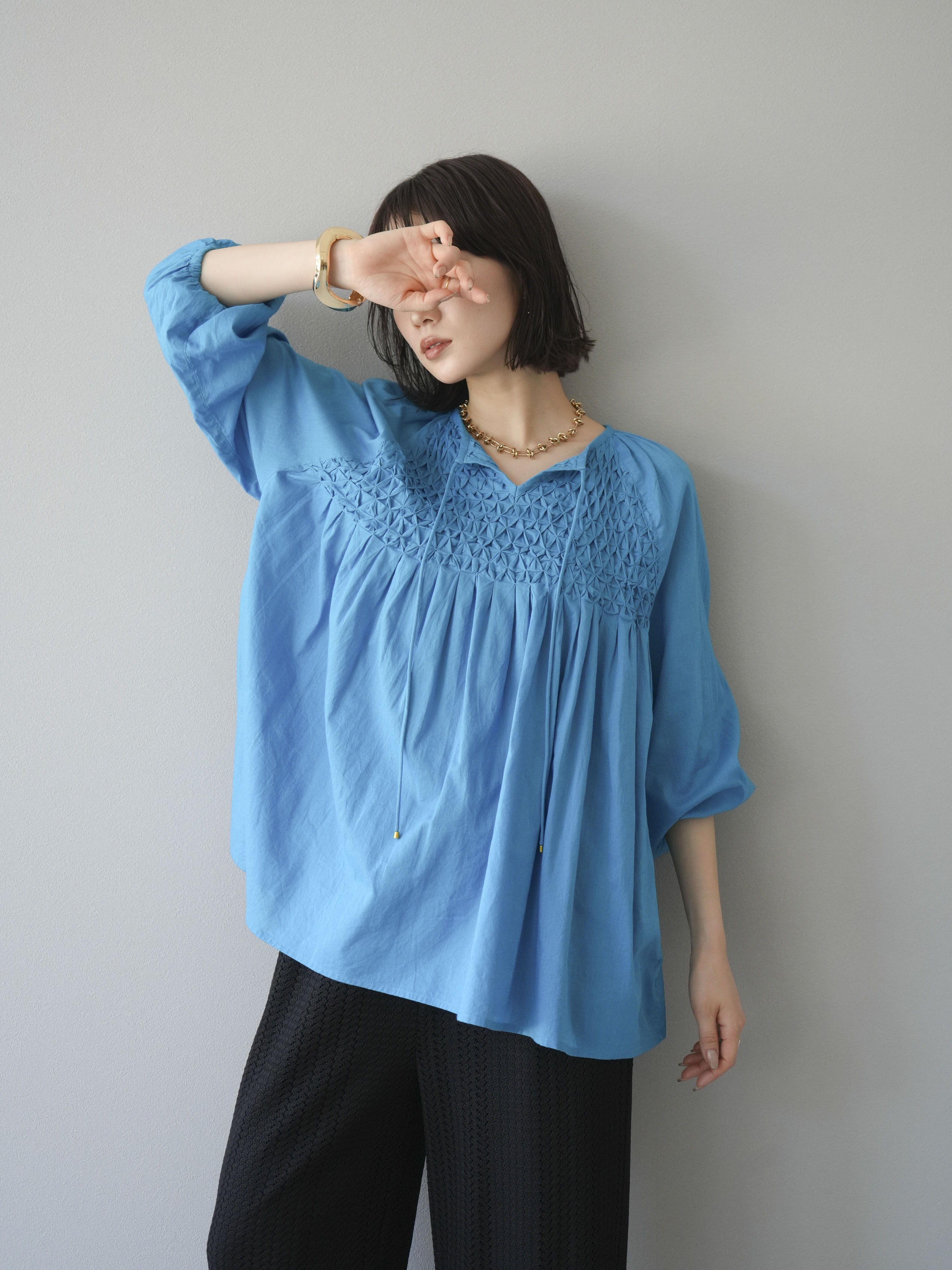 予約]インド製キャンブリックボイル スモッキングブラウス/ブルー – Lumier