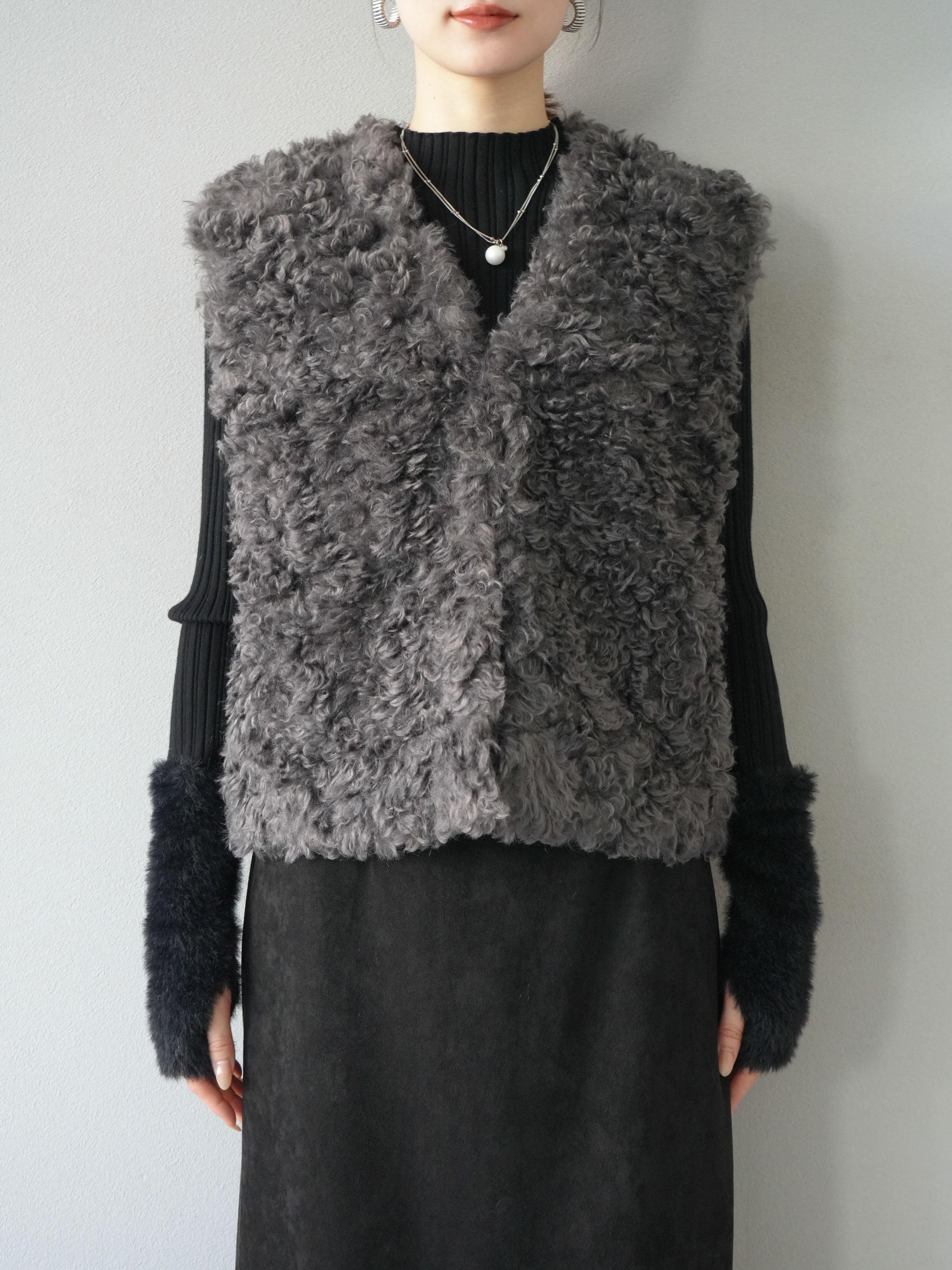 予約]プードルファーショートベスト/チャコール – Lumier